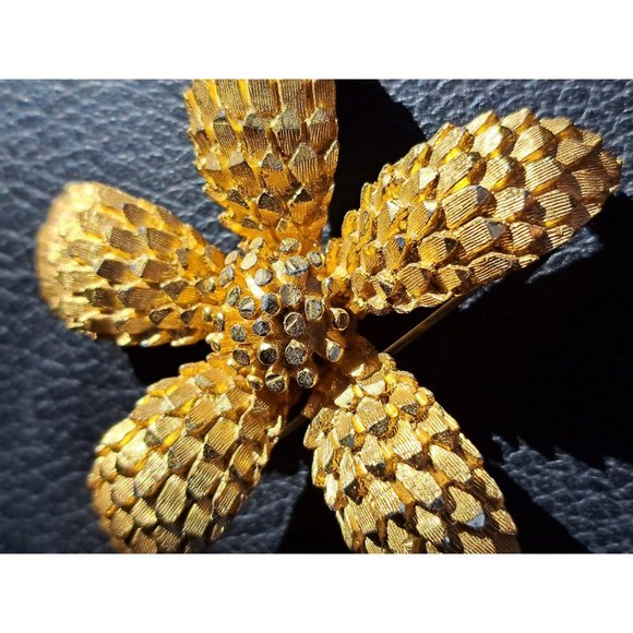 Vintage Gold Tone Signed BSK Floral Sunflower Brooch Pin Scarf Pin Gold Tone - Picture 2 of 6